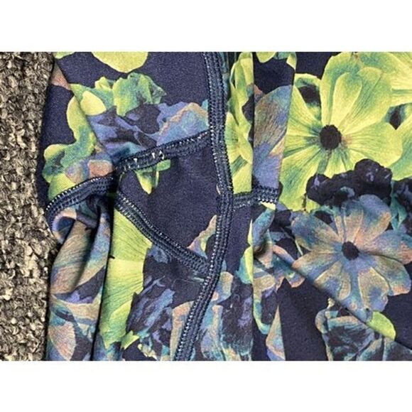 Fabletics Women's Superbloom Define PowerHold® Mid-Rise Capri Leggings Medium - Picture 8 of 10